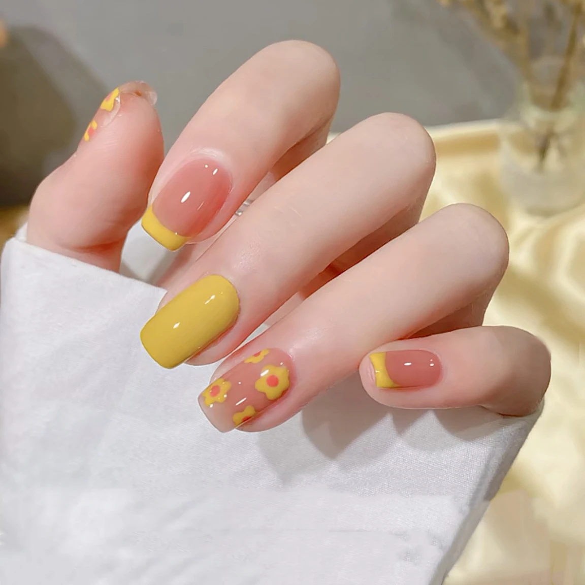 ステッカー付きの黄色い花柄の偽のネイル 24ピース 箱 女の子へのギフト False Nails Aliexpress
