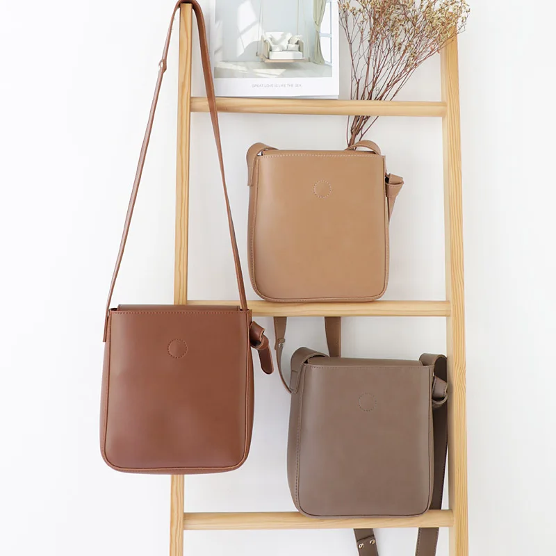 

Fashion casual solid color shoulder bag i wide shoulder strap daughter bag niche retro soft surface messenger bag