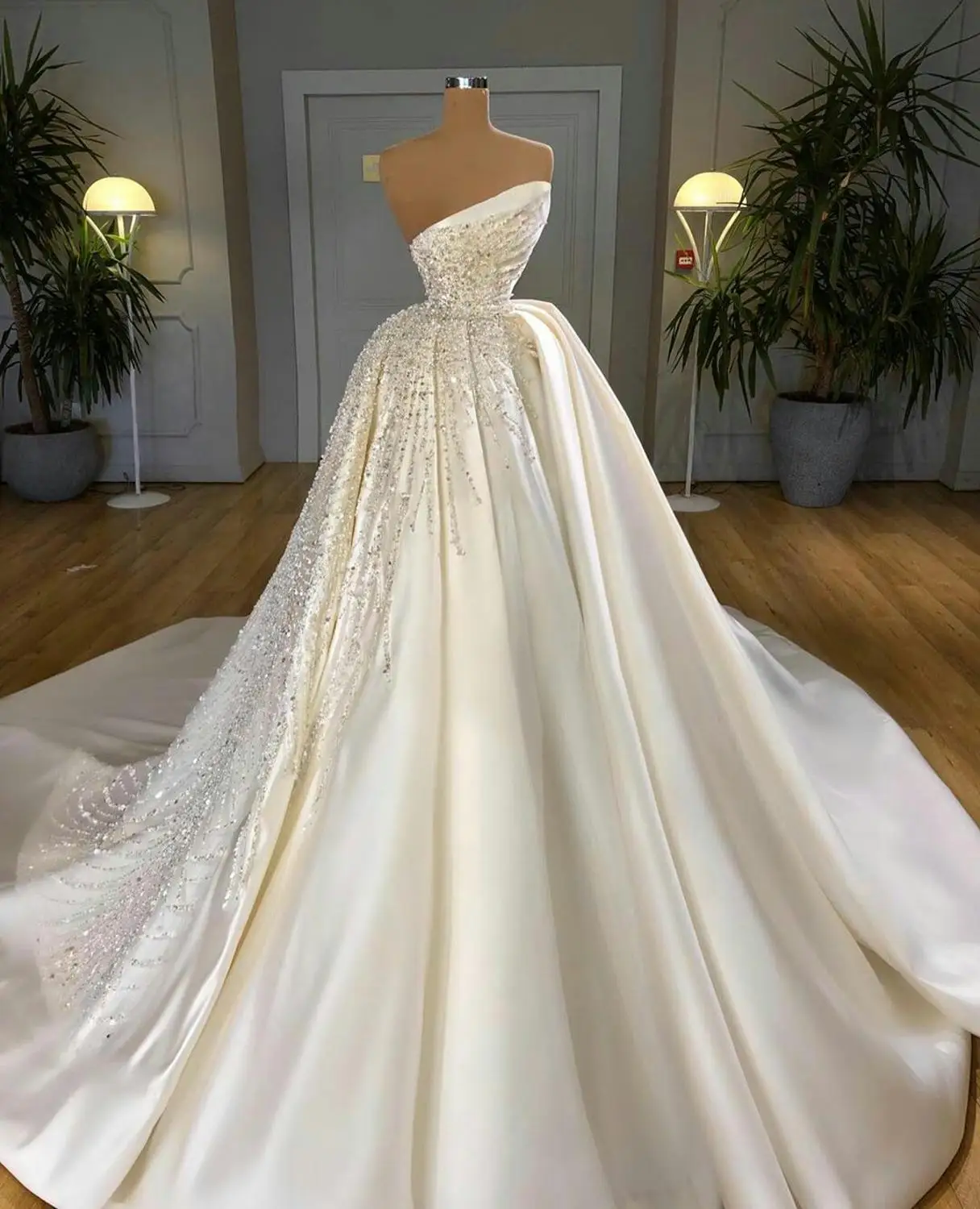 

Gorgeous Beading Satin Wedding Dresses Strapless Pearls Boho Bridal Gowns Court Train Country Wedding Dress vestidos de novia