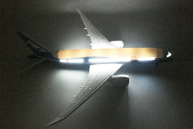 1/130 масштаб смолы Голосовое управление СВЕТОДИОДНЫЙ самолет Boeing 787 747 с светодиодный свет B787 B747 43 см модель самолета детская Подарочная коллекция