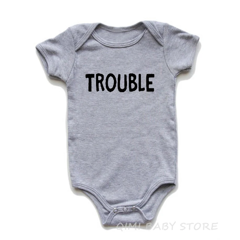 Забавный хлопковый комбинезон для новорожденных с двойными неприятностями; комбинезон с короткими рукавами для маленьких близнецов и друзей; Модная одежда для малышей - Цвет: Trouble-Grey