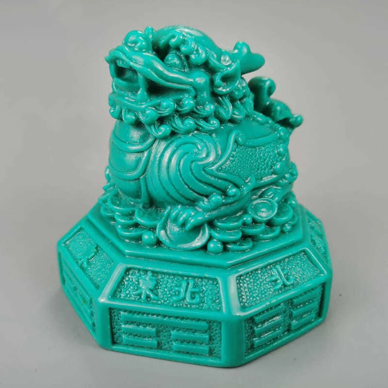 

Hand-Carved Chinese Natural Turquoise Statue Gossiping Brave Troops Pixiu Ornaments Statues et Sculptures