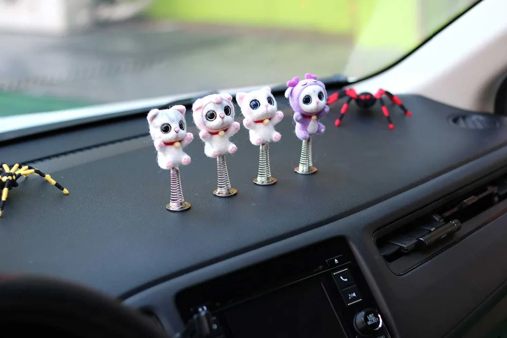 Игрушка на машину трясущаяся. Tiny love подвеска. Кивающая игрушка в машину. Собачка в машину с кивающей головой. Собачка с качающейся головой.