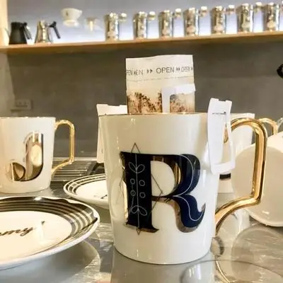 Творческий английский письмо керамика кружки с ложкой крышкой кофе кружка молоко чай офисные чашки Посуда для напитков лучший подарок на день рождения - Цвет: R