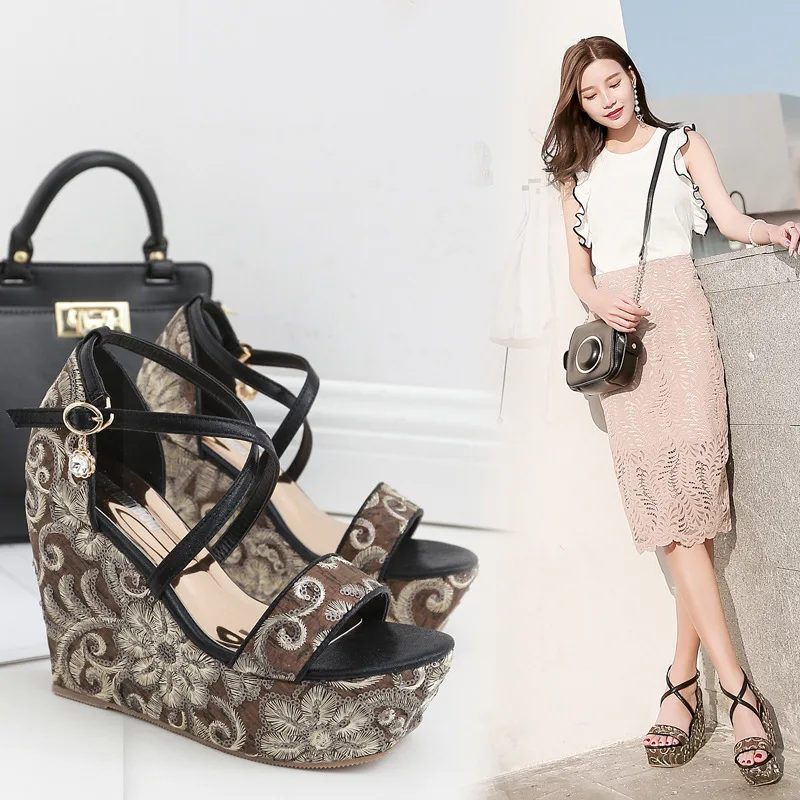

2018 Summer New Style Sequin Embroider Slanted Heel Thick Bottomed A- line with Sandals