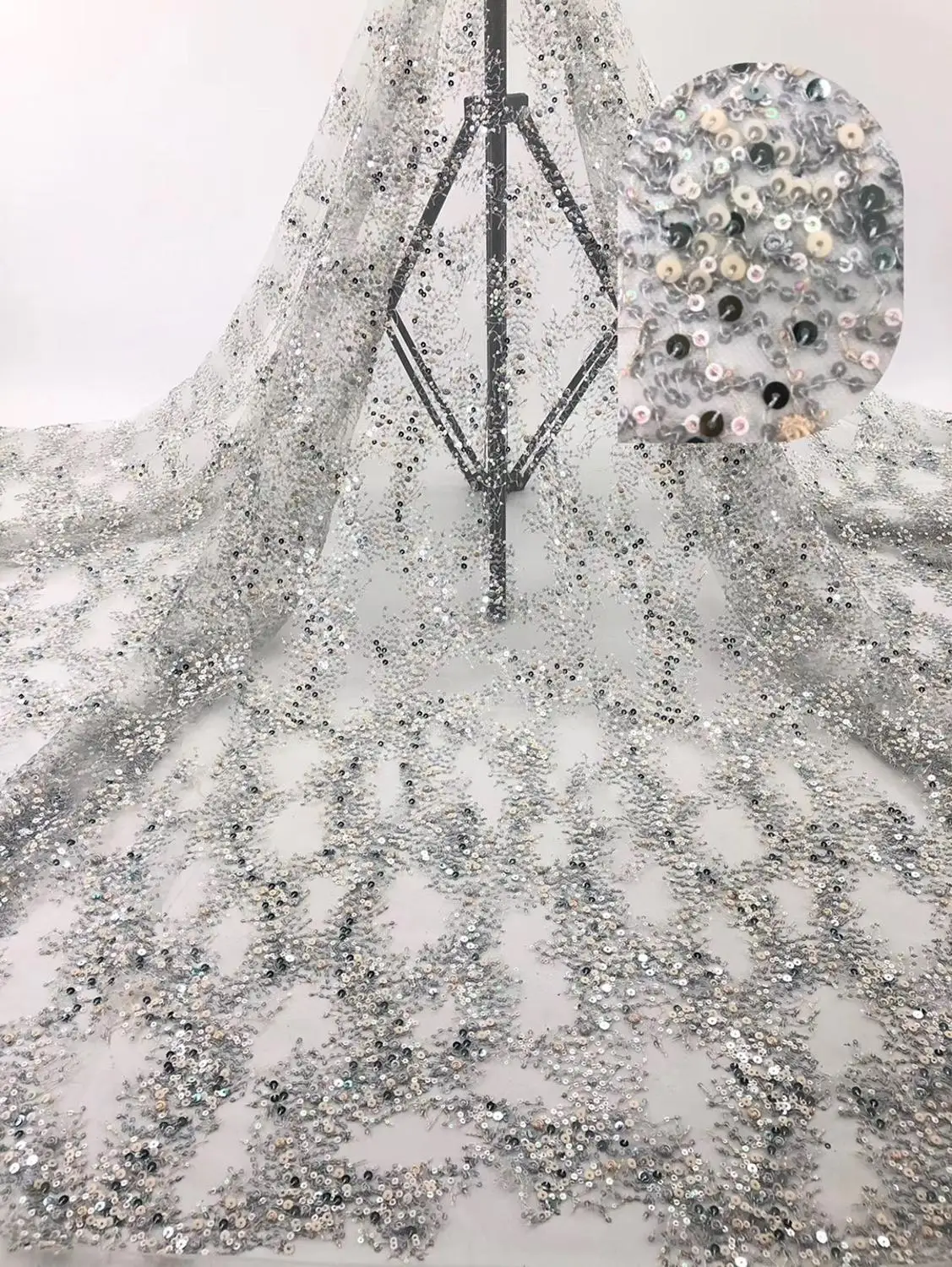 

Latest African French Lace Fabric 2019 Tulle Lace Emroidery 3d Sequin Lace Fabric For African Bridal Dress Lace NI2174