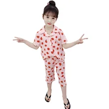Летняя пижама для девочек; костюм с короткими рукавами и укороченными штанами; домашний кардиган с принтом клубники; хлопковый комплект одежды для сна