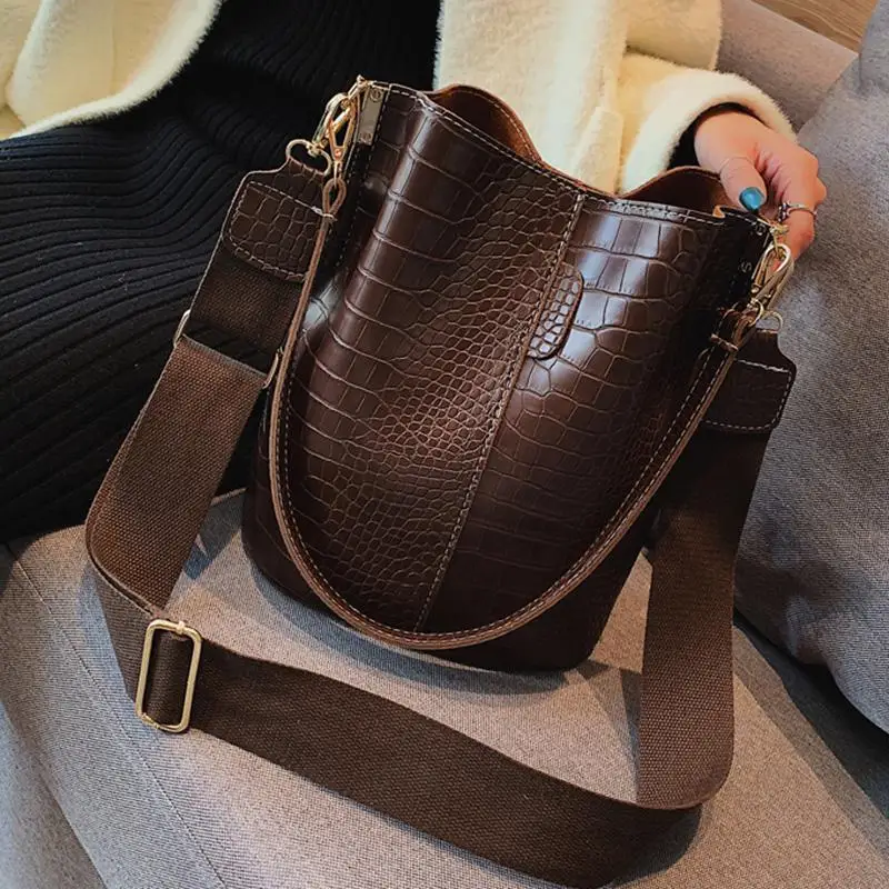 

Fashion large bag female 2020 new crocodile shoulder bucket bag large capacity wild wideband messenger bag