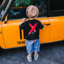 Футболка с короткими рукавами для мальчиков модная детская футболка в Корейском стиле с надписью и вырезом лодочкой детская впитывающая пот летняя хлопчатобумажная одежда, шорты