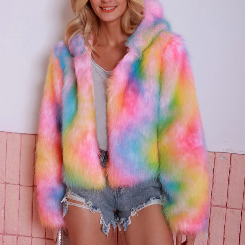 Короткая женская куртка с капюшоном из искусственного меха красивая Осенняя