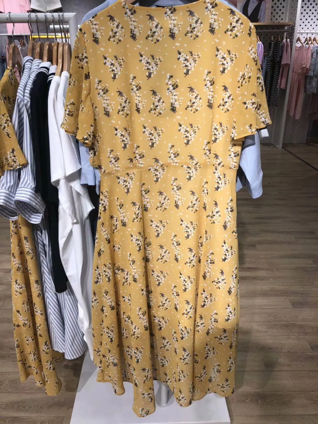 

2019 Summer WOMEN'S Dress New Style Yellow Floral V-neck Front Short Long Back Dress Women's 20014741