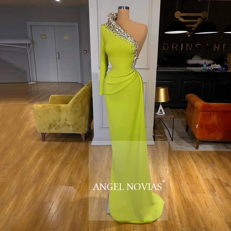 Женское вечернее платье ANGEL NOVIAS зеленое с длинным рукавом на одно плечо вышитое
