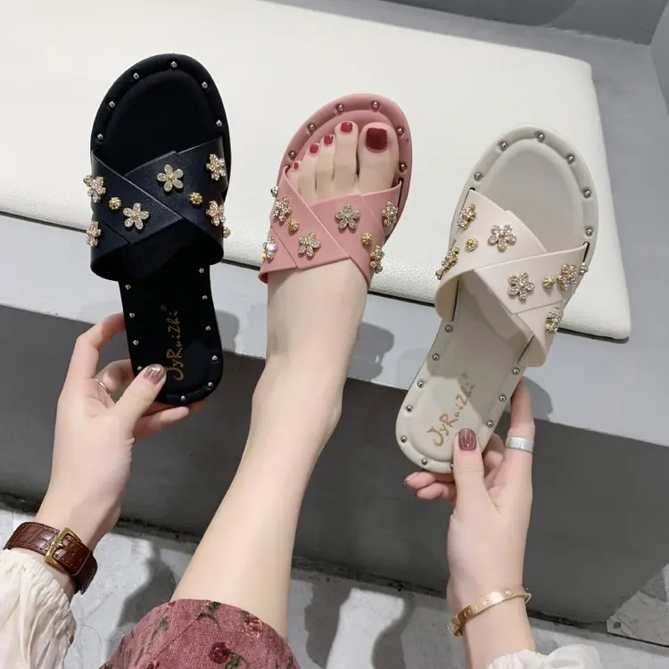 

2020 New Style Summer Casual Fashion Man-made Diamond Flower Slipper Anti-slip Simple Flat A- line Outdoor Sandals Women's