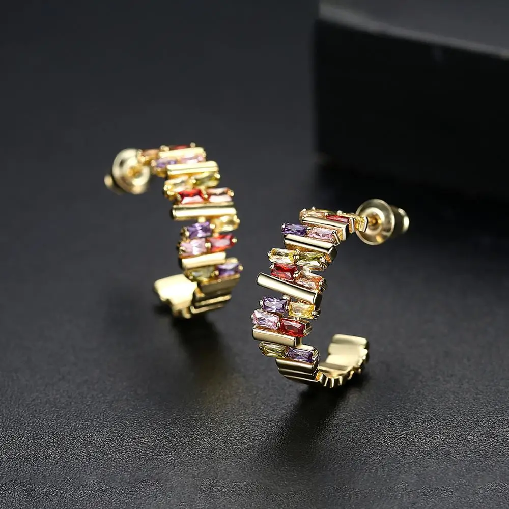 Женские серьги гвоздики из розового золота с круглым кубическим