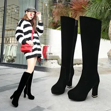 Г. Новые женские сапоги до колена модные замшевые сапоги с металлическими элементами зимняя обувь на молнии, не сужающийся книзу массивный каблук, с металлическим украшением