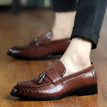 

Mens Oxfords Shoes Pointed Toe Fringe Wood Grain Slip On Male Loafers Gentelmen British Style Handmade Classic Office Shoes Mens