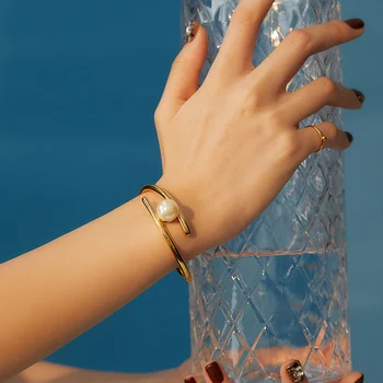 

HUANZHI 2020 New Fashion Imitation Pearl Gold Metal Bracelets For Women Girls Party Geometric Irregular Bangles Jewelry