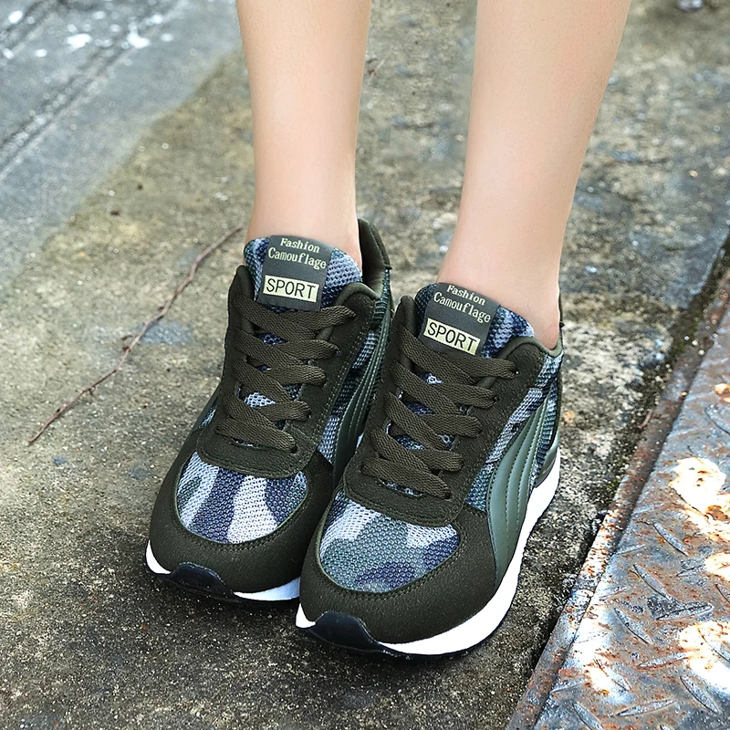 Весенняя повседневная женская обувь, женские сапоги на платформе, удобные обувь дышащая кроссовки для женщин на открытом воздухе с камуфляжным принтом увеличивающий высоту обувь