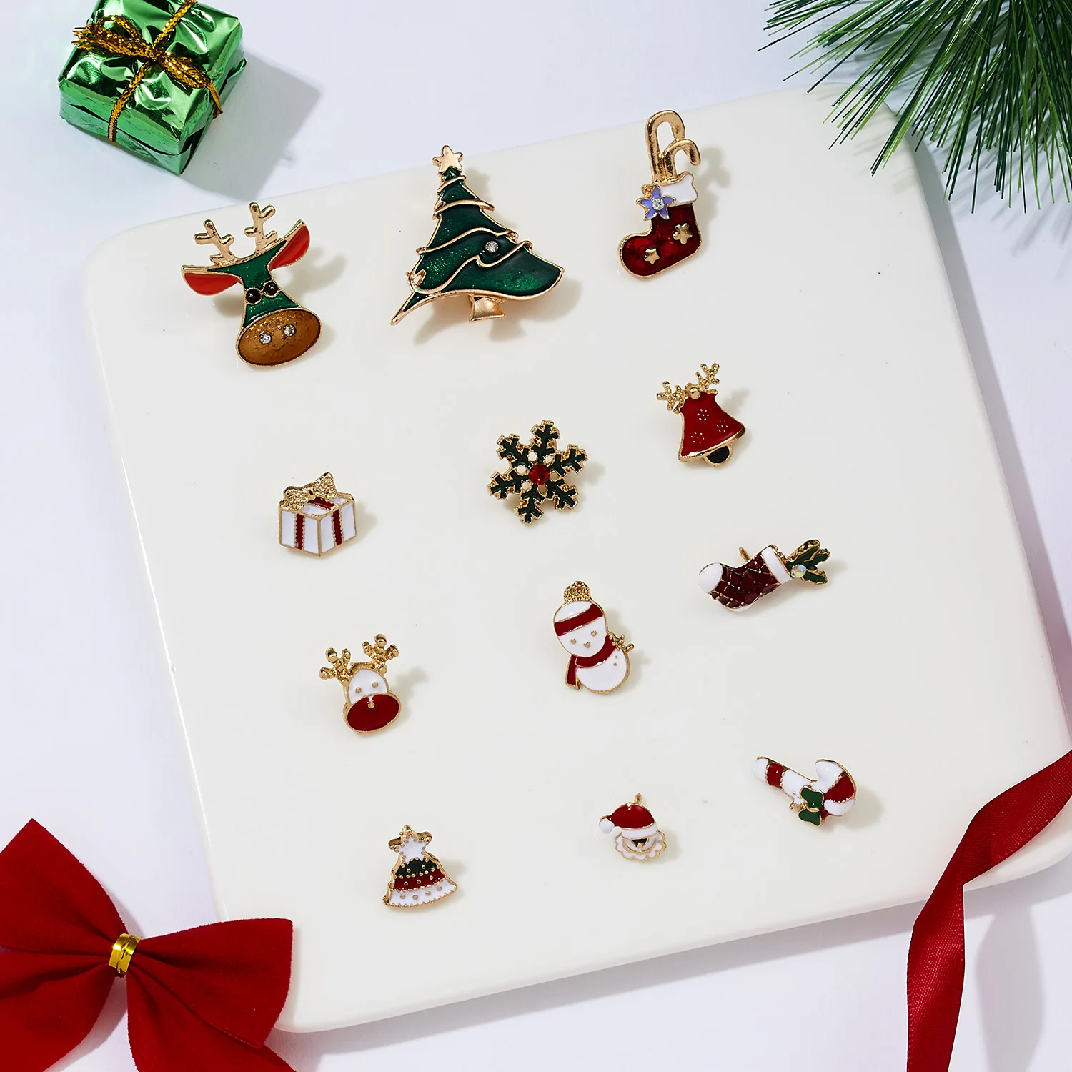 

Happy Christmas Bell Snowman Elk Socks Santa Gift Box Painting Oil Enamel Badge Small Brooch 3-piece Women Kid Charm Pin Jewelry
