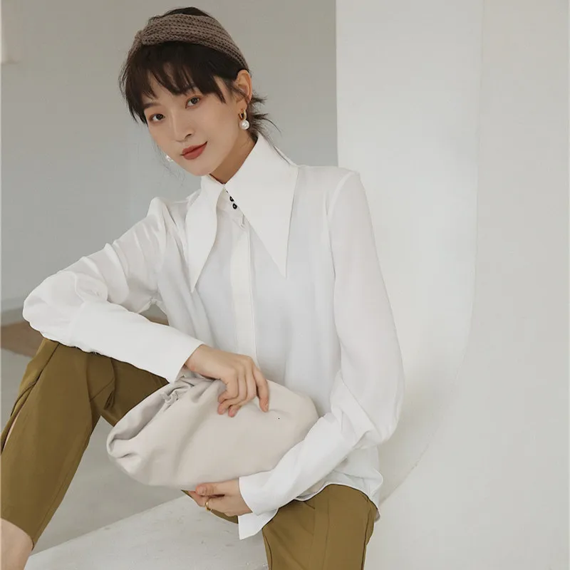 camicia con colletto grande