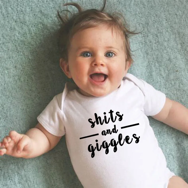 Боди для малышей с надписью «Shit AND GIGGLES»; белые детские комбинезоны с короткими рукавами; летняя хлопковая одежда для малышей; Одежда для мальчиков и девочек