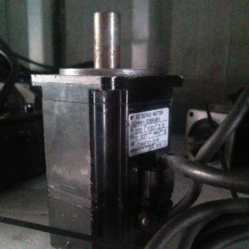 Использованный протестированный рабочий SGMAH-02BBAB1 серводвигатель переменного тока