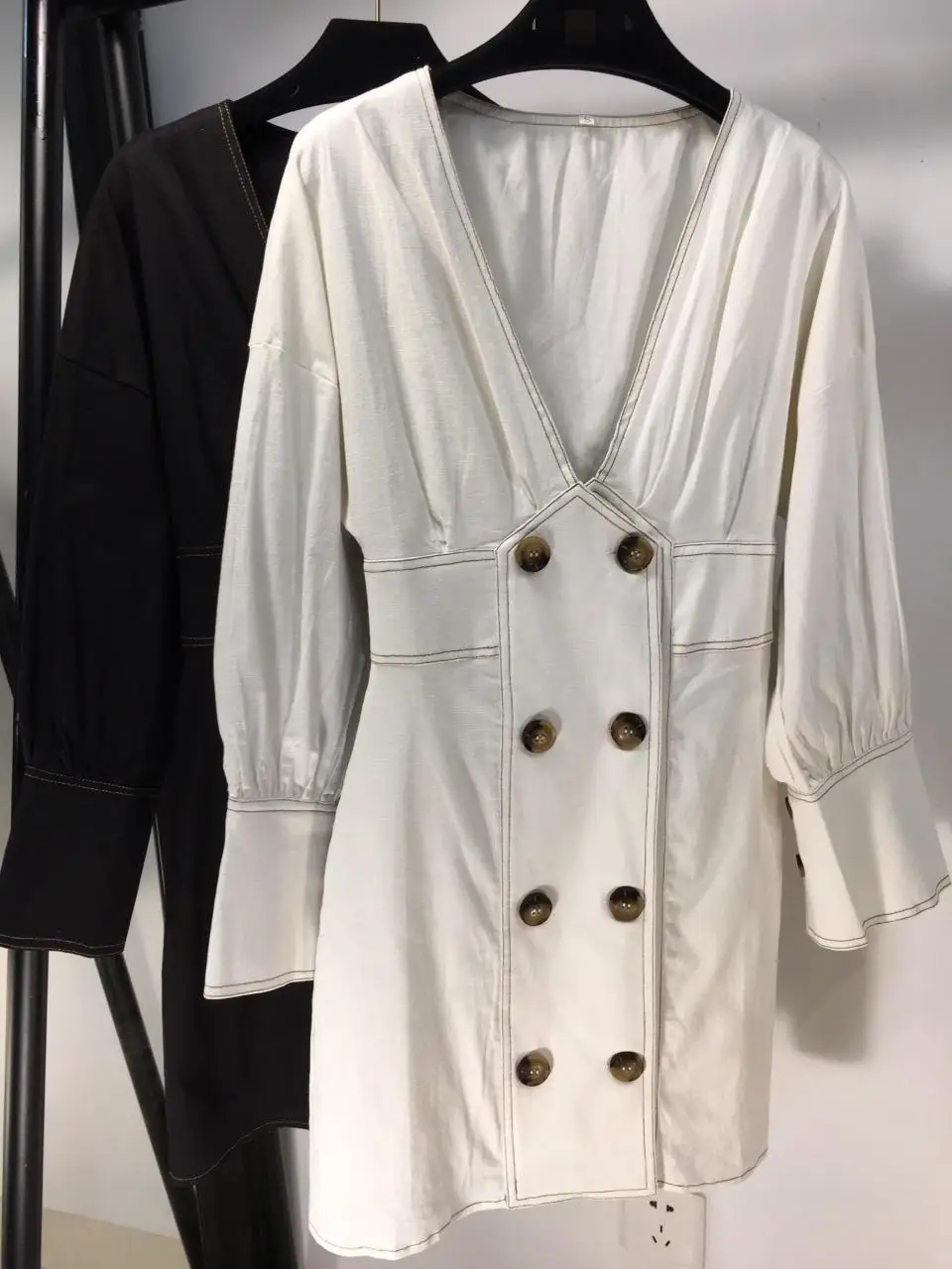 

2019 early autumn new V-neck retro style long-sleeved dress 0912