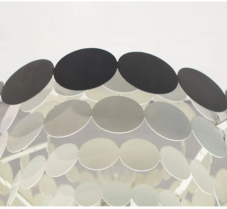 彩色圆片吊灯下_16