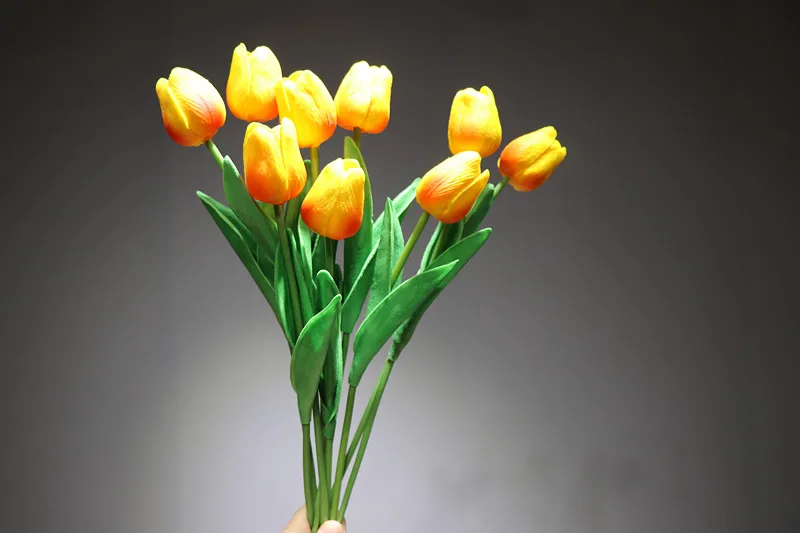 ваза с тюльпанами. искусственные тюльпаны в интерьере. декоративные тюльпаны. декоративные тюльпаны. декоративные тюльпаны.