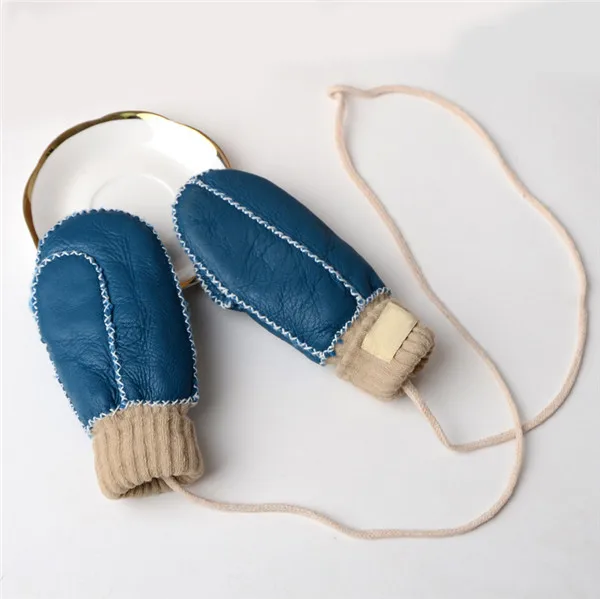 blue Модные популярные зимние перчатки из овчины для улицы, шапка для девочек и мальчиков, теплые детские перчатки, детские кожаные перчатки с ремешком - Цвет: blue