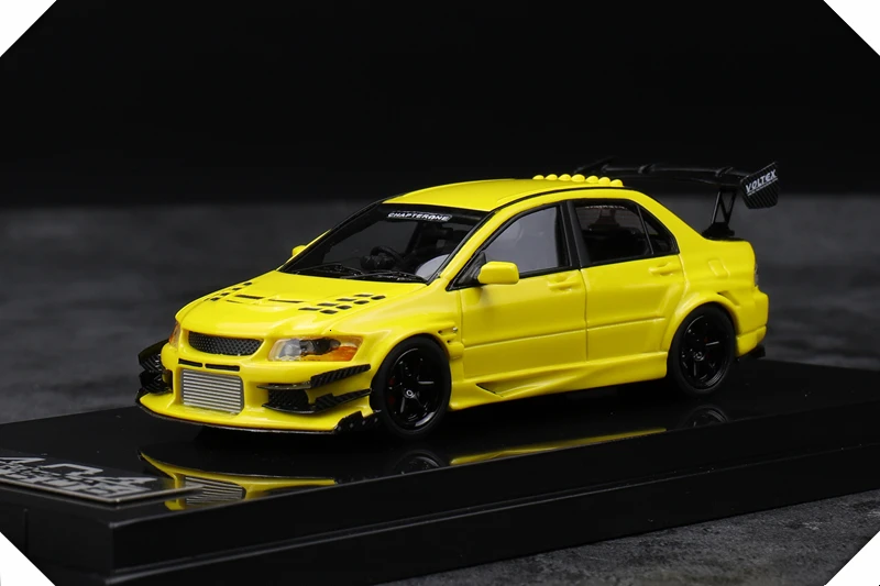 1: 64 масштаб EVO VII семь поколения Модель автомобиля желтый смолы статического состояния ремонт автомобилей изысканный моделирование мужской подарок Коллекционирование