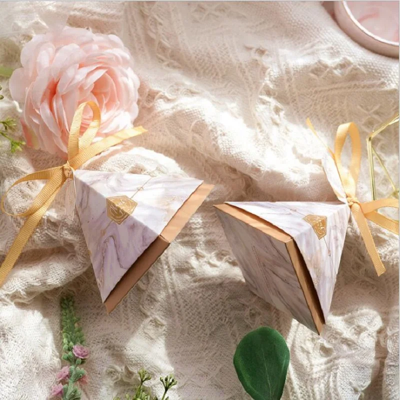 

New Triangular Pyramid Candy Boxes with Ribbon &Tags Party Paper Gift Box Wedding Favor and Gift Packing Bag Wedding Decoration