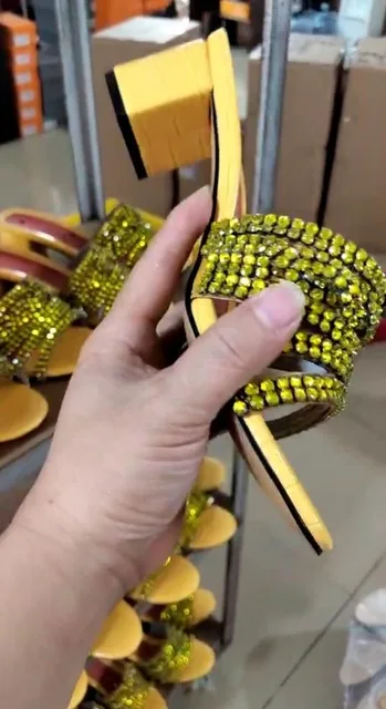 JAWAKYE/золотистый искусственный камень желтого цвета; тапочки на квадратном не сужающемся книзу массивном каблуке; женские дизайнерские босоножки с цепочкой и кристаллами; Летняя женская обувь для вечеринок - Цвет: as show