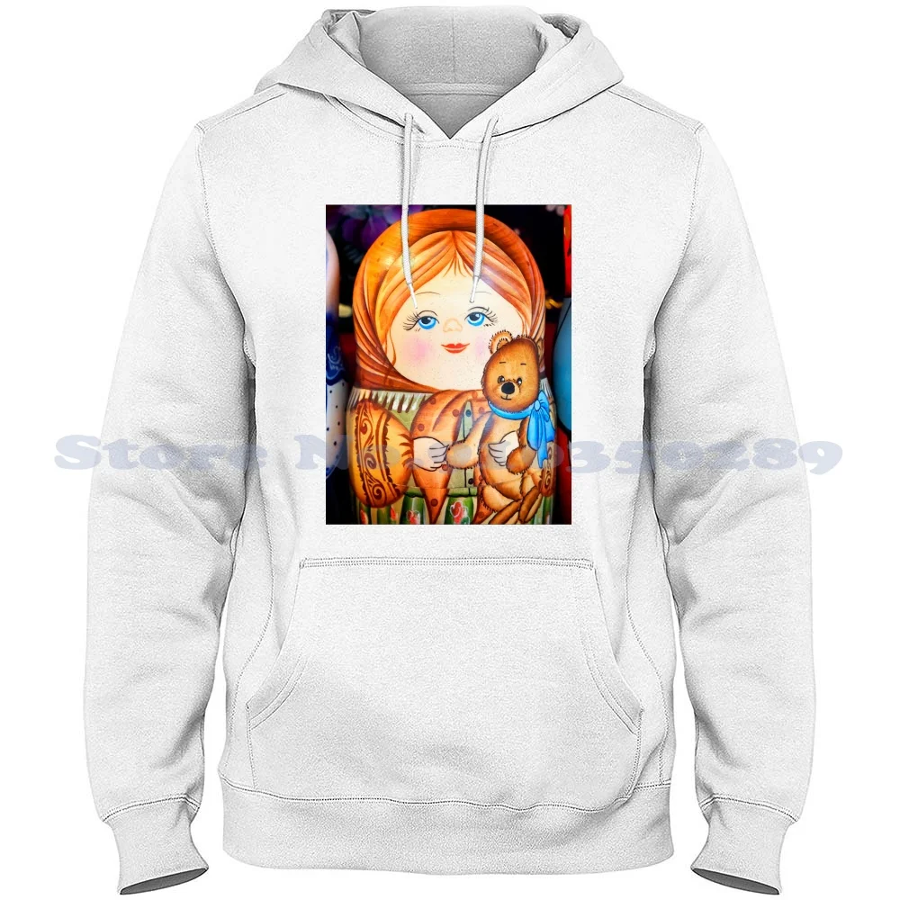 Matrioska & Teddy Bear Streetwear Sport Felpa Con Cappuccio Felpa Effetto Pittura A Olio Red Girls Female Street Symbol Sfondo Bianco