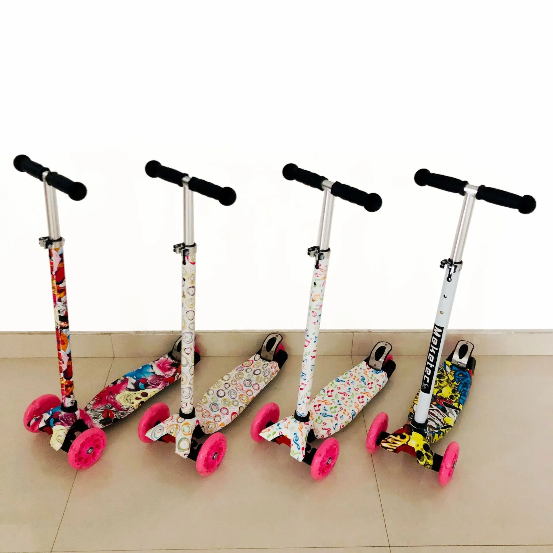 

Scooter Four Wheel-Children Scooter Graffiti Three Rounds Four-wheel Child Scooter Flash Millet Car High Head Sewing Machine