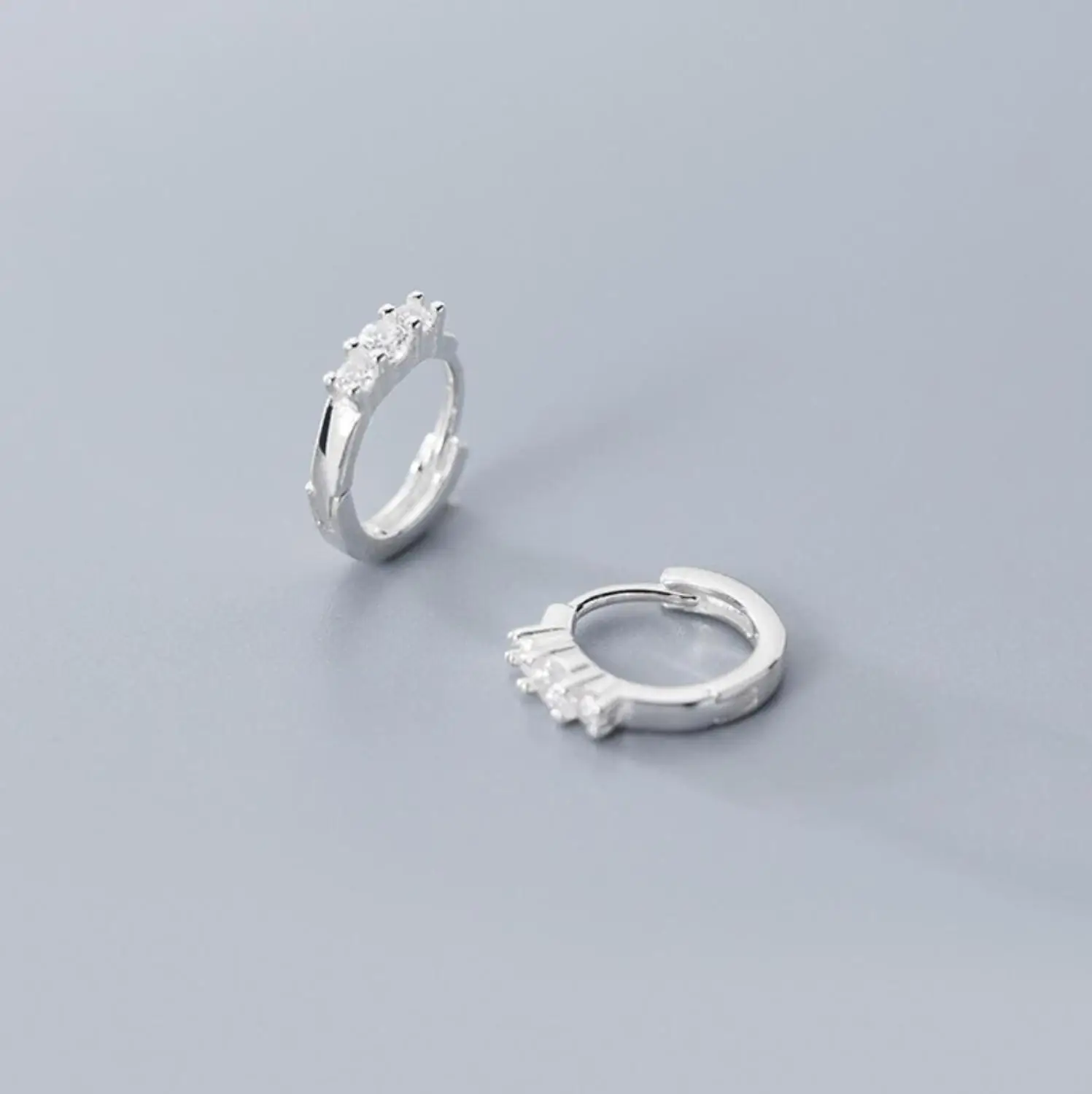 925 пробы серебряные модные ювелирные изделия Pave CZ Huggie обруч хрящевая спираль серьги для женщин A1227 - Окраска металла: White
