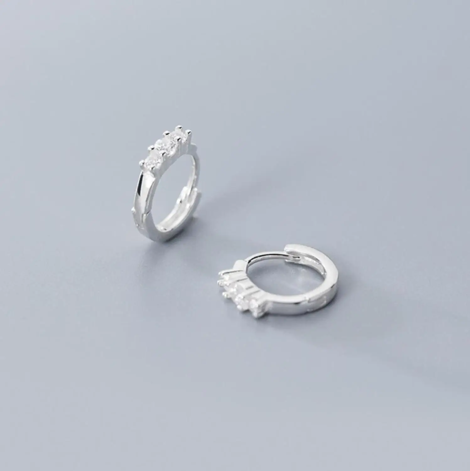 White 925 пробы серебряные модные ювелирные изделия Pave CZ Huggie обруч хрящевая спираль серьги для женщин A1227 - Окраска металла: White