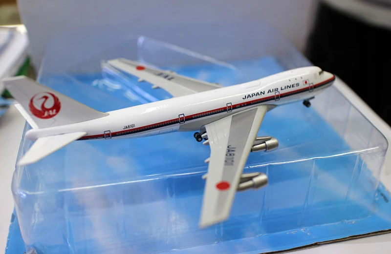 約18センチメートル1:400 B747モデルB747航空とJA8101ベース着陸ギア