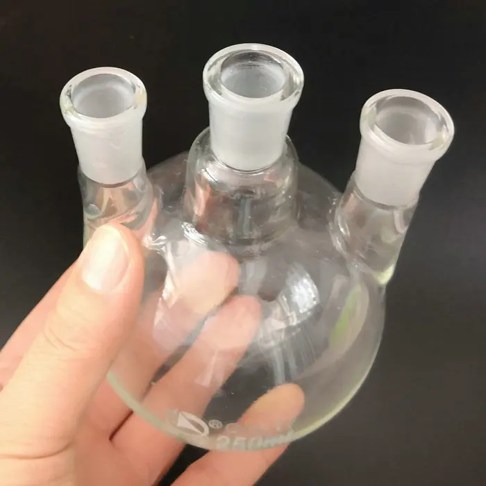 Лабораторная колба из прозрачного стекла с 3 горлышками и круглым дном 250 мл| |