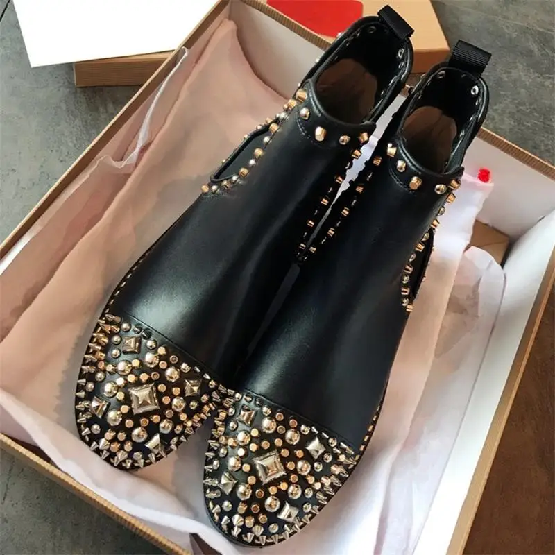 Zapatillas mujer; коллекция года; зимняя женская обувь; короткие ботильоны; модная однотонная женская обувь черного цвета с заклепками; Bota Feminina