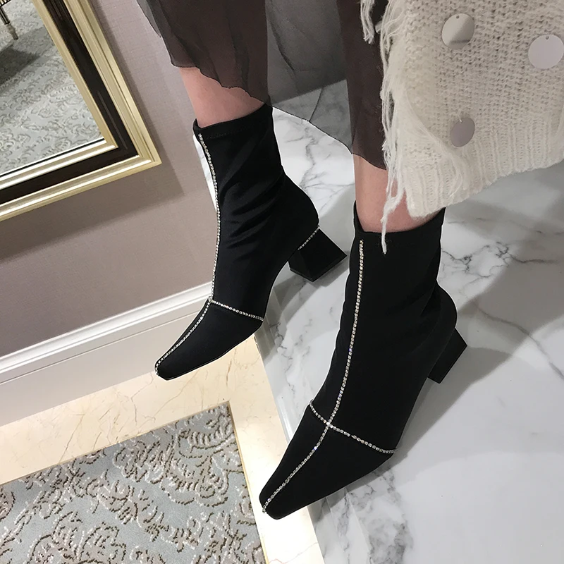 MONMOIRA с необычным каблуком; стелька из эластичной ткани сапоги Для женщин роскошные стразы женские ботильоны Винтаж квадратный носок зимние сапоги