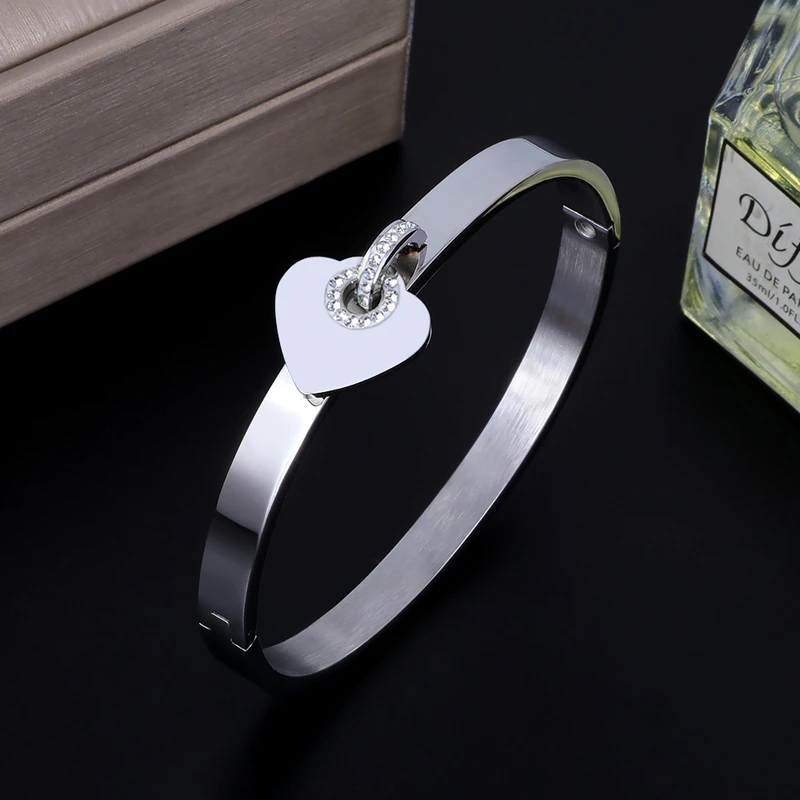 Luxury Brand Women Charms Heart Pendant Bangles Vintage Stainless Steel Crystal Cuff Bangles Jewelry for Wedding