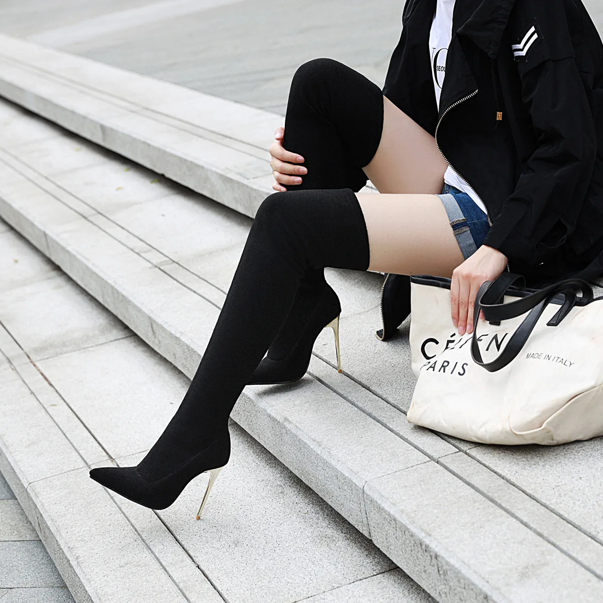 Оригинальное предназначение; пикантные леопардовые ботфорты выше колена; женские черные сапоги до бедра; Очаровательная обувь на высоком тонком металлическом каблуке с острым носком