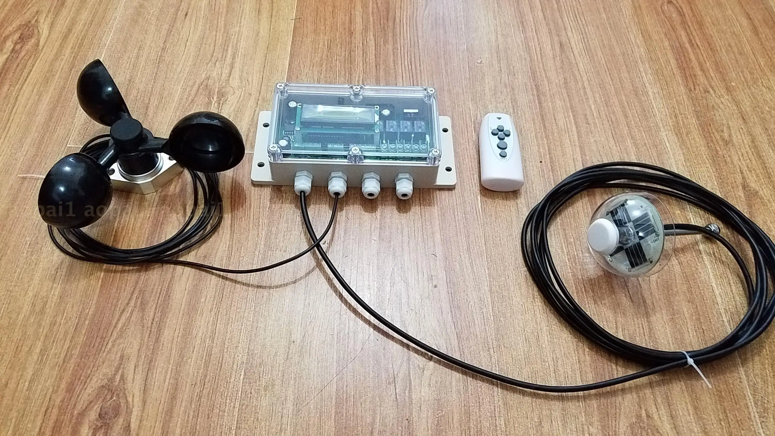 

Solar automatic tracking controller, solar automatic tracking system, dual-axis tracking automatically towards the sun