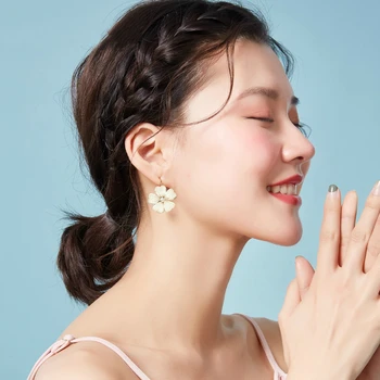 

Hyperbole Flower Earrings Women Acrylic White Flower Holiday Earrings New Design Exaggerated Cute Romanic Resin Flower OL Girl