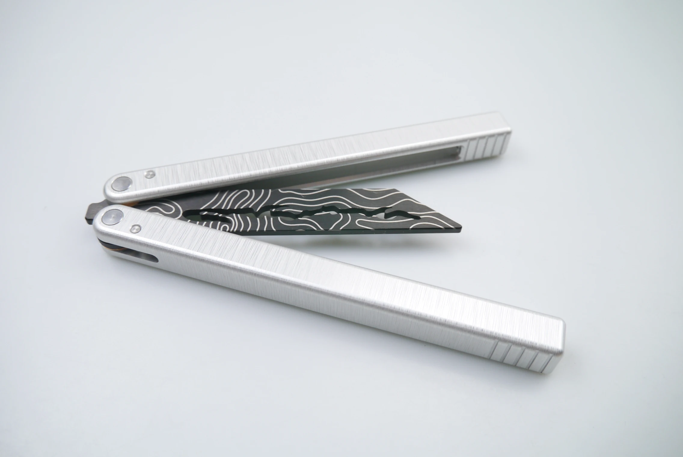 

Satin Finish BALI HIGH Quality MATERIAL ACCURATED Tolerance Bushing Balisong Trainer