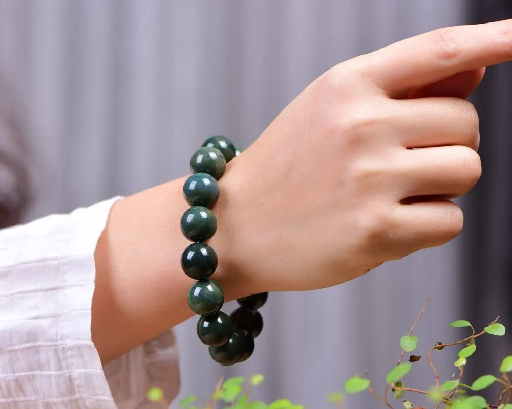 

A high-end gift of peacock blue gemstone bracelet with natural material that is suitable for rich and successful men to wear
