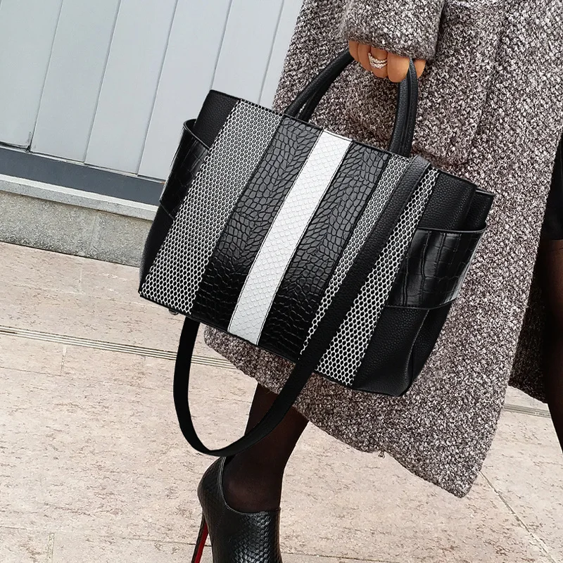

2022 New Luxury Fashion Shoulder Messenger Bag High Quality Genuine Leather Women Panelled Handbags Large Capacity Casual Totes