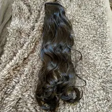 NICESY-Cola de Caballo largo ondulado marrón para mujer, extensión sintética, envoltura de cabello alrededor de poni de 22 pulgadas, 100g, Blanco/negro