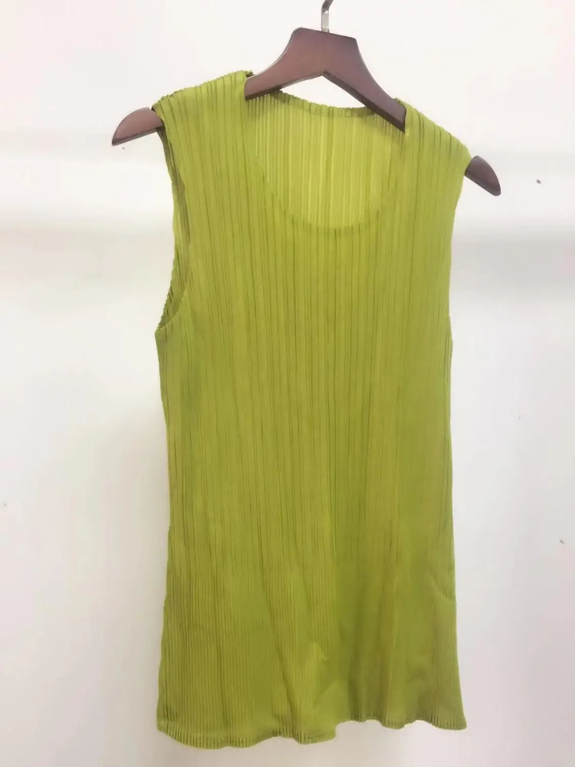 Women Tops Summer New Elastic Miyake Pleated Round Neck Sleeveless Solid Color All-Matched Vests Female - Цвет: light yellow